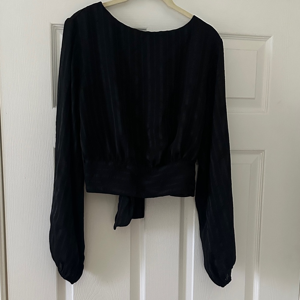 LuLu’s Black Long-Sleeve Cropped Blouse